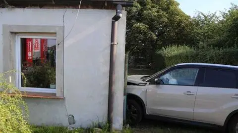 Auto wjechało w dom. Budynek nadaje się do wyburzenia