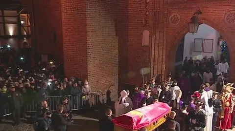 Trumna z ciałem Pawła Adamowicza w Bazylice Mariackiej