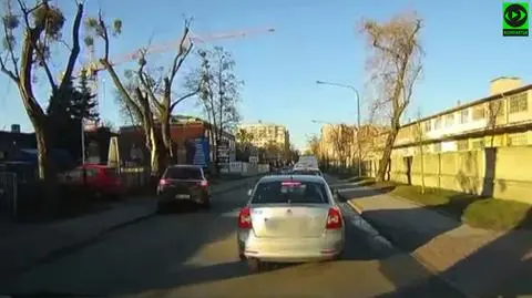 Pod prąd i po chodniku. Tak omijał korek