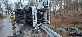 Ciężarówka przewoziła sprasowane auta