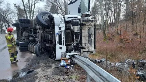 Ciężarówka przewoziła sprasowane auta