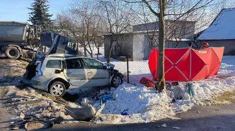 Ciężarówka wjechała w stojące auto, to wpadło na pieszych. Nie żyje mężczyzna, ranne dziecko
