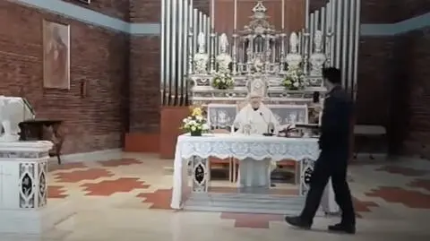  "Przepraszam, celebruję, módlmy się". Ksiądz nie przerwał mszy, mandaty dla wszystkich uczestników