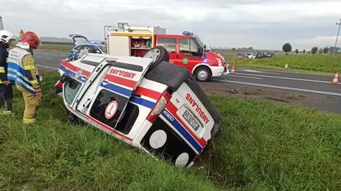 "Karetka przewróciła się i wpadła do rowu". Poszkodowanych dwoje ratowników