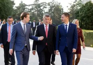 Od lewej: kanclerz Austrii Sebastian Kurz, premier Czech Andrej Babisz i premier Słowacji Eduard Heger