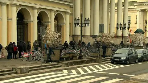 Długa kolejka do punktu szczepień na Placu Bankowym w Warszawie
