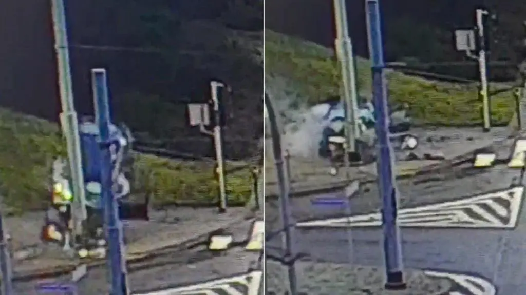 19-latek uderzył w słup i wypadł z auta