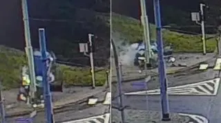 19-latek uderzył w słup i wypadł z auta