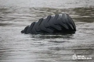 Kierowca wózka widłowego  wjechał na prom w Teodorowie i zsunął się do rzeki Narew