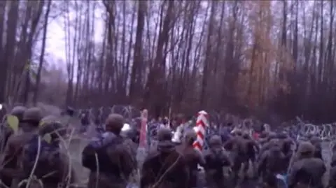 Migrants injure two soldiers at Belarus border. Poland increases troops number to 10,000