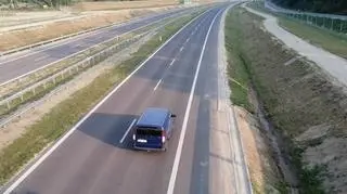 Droga jest nieotwarta, ale jeżdżą po niej samochody, tiry i rowerzyści