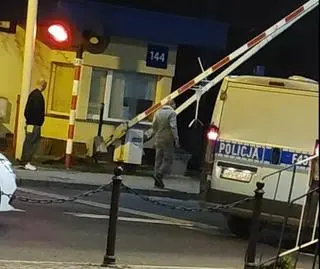 Radiowóz wjechał na przejazd tuż po otwarciu rogatek i palących się sygnalizatorach