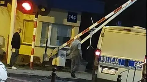 Radiowóz wjechał na przejazd tuż po otwarciu rogatek i palących się sygnalizatorach