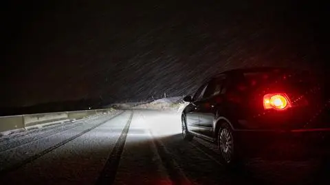 Śnieg, intensywne opady, śnieżyca, noc