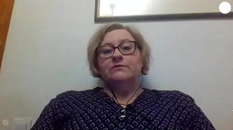 Czy osoba, która mieszka z kimś, kto jest objęty kwarantanną, może opuszczać mieszkanie?