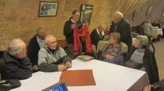 18.11| - To dla mnie duże wyzwanie i odpowiedzialność – mówi Sebastian Kawa, który postanowił przelecieć szybowcem nad Himalajami. Ale nie mówi o locie, tylko o szalu, który zabiera w podróż. Po wyprawie zostanie on bowiem zlicytowany na rzecz budowanej we Wrocławiu kliniki chemioterapii.