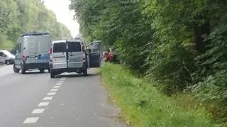 Auto, które wpadło do rowu, wyprzedzało dwie inne osobówki