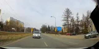 Samochód jechał pod prąd. Kierowcy grozi pięć tysięcy złotych mandatu