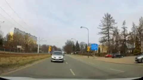 Samochód jechał pod prąd. Kierowcy grozi pięć tysięcy złotych mandatu