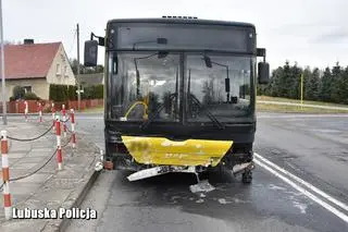 Kierowca alfy wjechał w prawidłowo jadący autobus
