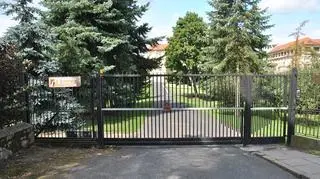 Mężczyzna uderzył w metalową bramę