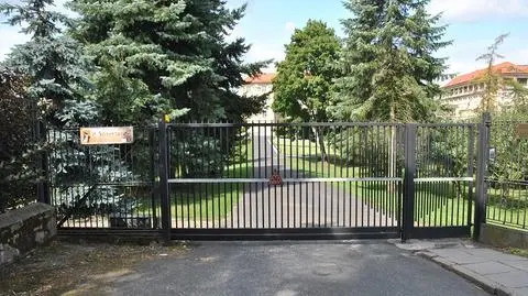 Jechał rowerem elektrycznym, uderzył w bramę. 74-latek zmarł w szpitalu