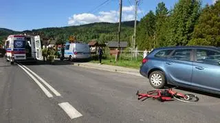 W Wilkowicach doszło do zderzenia samochodu osobowego z dwiema rowerzystkami