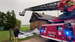 Uszkodzony dach budynku w Brzostowie