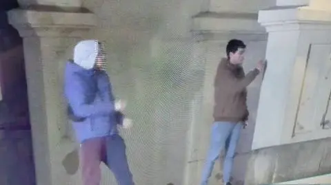 Jeden malował po "jednej z najpiękniejszych kamienic w mieście", drugi nagrywał na "pamiątkę" 