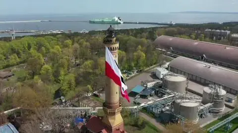 Największa flaga w Polsce zawisła na latrni