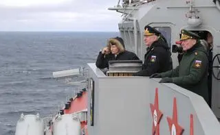 Władimir Putin i Aleksandr Dwornikow (na zdjęciu z prawej) w czasie ćwiczeń Floty Północnej i Floty Czarnomorskiej. Zdjęcie z 9 stycznia 2020 roku 