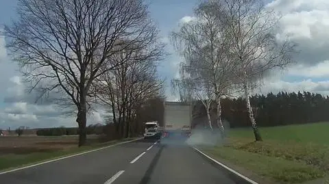 Spod kół ciężarówki aż poszedł dym. Gwałtowne hamowanie, o włos od czołowego zderzenia