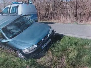 Siedem promili alkoholu we krwi miał kierowca opla, który wjechał do rowu 