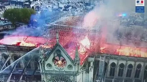 Płomienie trawiące dach Notre Dame. Nagranie