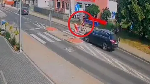 Rowerem przez przejście dla pieszych, wprost pod koła. "O krok od nieszczęścia"