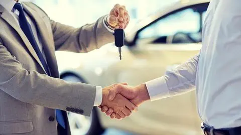 samochod auto salon dealer kluczyki nowe nowy S shutterstock_394138174