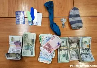 Pieniądze znalezione na jednym z przystanków w Jeleniej Górze