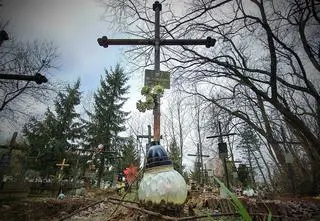 Po 24 latach odnaleźli ojca, teraz znów muszą go szukać. "Modliliśmy się nad pustym grobem"