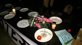 Puste talerze i gwoździe na wspólnym stole uczestników protestu