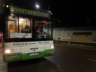 Autobusy zostały oznaczone napisami "Białystok dla Lwowa" i hasłem po ukraińsku "My z Wami"