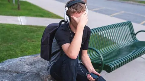 Dzieci uwięzione między naszym "zawsze tak było" a "kiedyś tego nie było". Są bardzo nieszczęśliwe