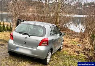 Bez prawa jazdy zabrał kolegów na przejażdżkę autem dziadka