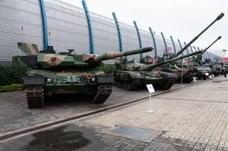 Czołgi i haubice Wojska Polskiego czekają na rozpoczęcie MSPO w Kielcach