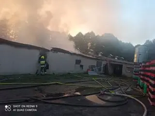 Do pożaru doszło w Ćmińsku pod Kielcami (woj. świętokrzyskie)
