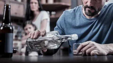 alkohol alkoholizm alkoholik wodka shutterstock_786388111