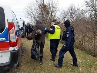 Policja dostała zgłoszenie od strażników granicznych. Wynikało z niego, że ambulans wcale nie jedzie do szpitala 