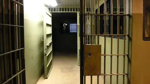 Były policjant podejrzewany o zabójstwa podwładnego i dziennikarza pozostanie w areszcie  