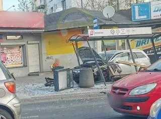 Samochód wjechał w przystanek, stała na nim kobieta