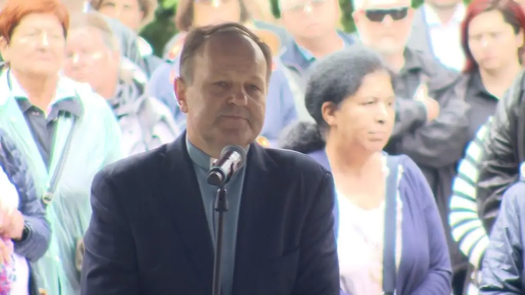 Ksiądz Kazimierz Sowa przemawia na pogrzebie Grzegorza Miecugowa