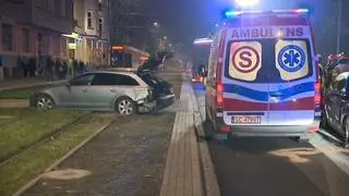 Uderzenie było tak silne, że audi znalazło się na torowisku